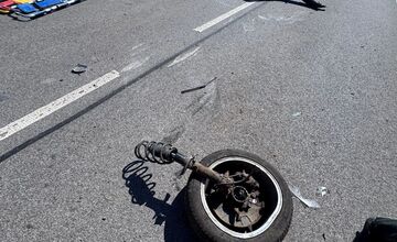 FOTO: Medzi Vyšnou a Nižnou Kamenicou sa prevrátilo auto na strechu