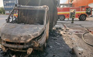 FOTO: Požiar dodávky pred veľkoskladom potravín v Košiciach