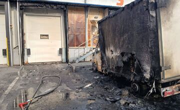 FOTO: Požiar dodávky pred veľkoskladom potravín v Košiciach