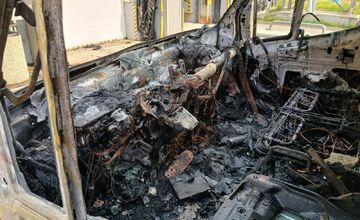 FOTO: Požiar dodávky pred veľkoskladom potravín v Košiciach