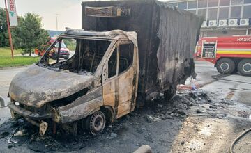 FOTO: Požiar dodávky pred veľkoskladom potravín v Košiciach