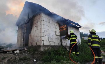 FOTO: Zásah dobrovoľných hasičov z obce Mníšek nad Hnilcom pri požiari rodinného domu