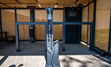 FOTO: V Malej Ide pribudol moderný cykloprístrešok na solárnu energiu