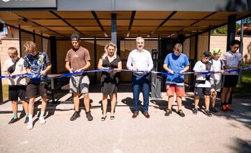 FOTO: V Malej Ide pribudol moderný cykloprístrešok na solárnu energiu