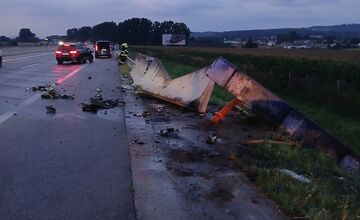FOTO: Auto dostalo na diaľnici šmyk a narazilo do betónových zábran