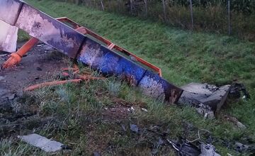 FOTO: Auto dostalo na diaľnici šmyk a narazilo do betónových zábran