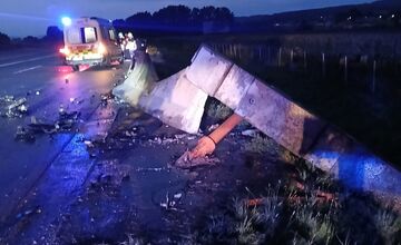 FOTO: Auto dostalo na diaľnici šmyk a narazilo do betónových zábran
