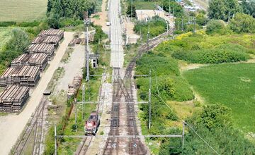 FOTO: Elektrifikácia železničnej trate Bánovce nad Ondavou – Humenné pokračuje
