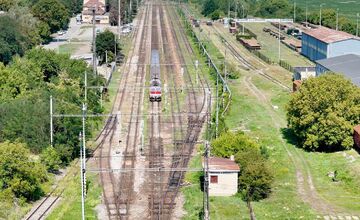 FOTO: Elektrifikácia železničnej trate Bánovce nad Ondavou – Humenné pokračuje