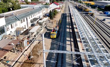 FOTO: Elektrifikácia železničnej trate Bánovce nad Ondavou – Humenné pokračuje