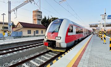 FOTO: Elektrifikácia železničnej trate Bánovce nad Ondavou – Humenné pokračuje