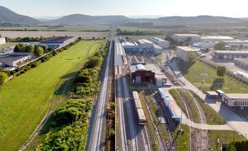 FOTO: Elektrifikácia železničnej trate Bánovce nad Ondavou – Humenné pokračuje