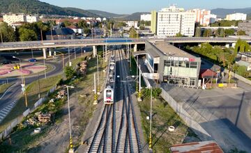FOTO: Elektrifikácia železničnej trate Bánovce nad Ondavou – Humenné pokračuje