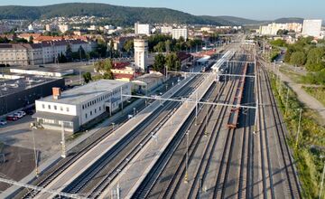 FOTO: Elektrifikácia železničnej trate Bánovce nad Ondavou – Humenné pokračuje