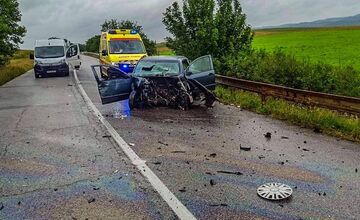FOTO: Zrážka autobusu a auta na Spiši