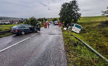 FOTO: Zrážka autobusu a auta na Spiši