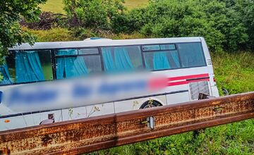 FOTO: Zrážka autobusu a auta na Spiši