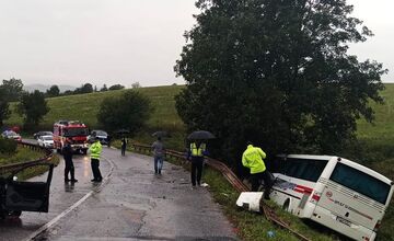 FOTO: Zrážka autobusu a auta na Spiši