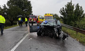 FOTO: Zrážka autobusu a auta na Spiši