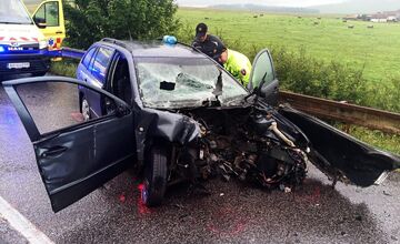FOTO: Zrážka autobusu a auta na Spiši