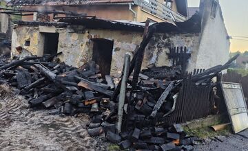FOTO: Po požiari rodinného domu v Hrišovciach vznikla verejná zbierka, prispieť môžete aj vy