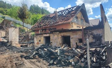 FOTO: Po požiari rodinného domu v Hrišovciach vznikla verejná zbierka, prispieť môžete aj vy