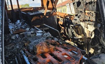 FOTO: Zničená sanitka Oksana vystavená v Košiciach