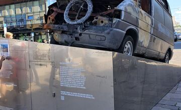 FOTO: Zničená sanitka Oksana vystavená v Košiciach