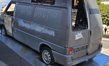 FOTO: Zničená sanitka Oksana vystavená v Košiciach