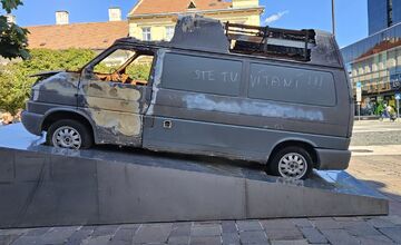 FOTO: Zničená sanitka Oksana vystavená v Košiciach