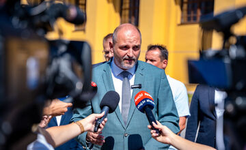 Pri Starej jazdiarni sa už objavili kovové zábrany, mesto ide revitalizovať okolie budovy