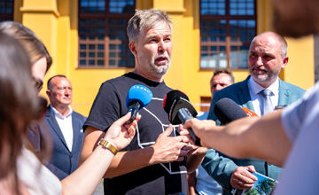 Pri Starej jazdiarni sa už objavili kovové zábrany, mesto ide revitalizovať okolie budovy