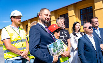 Pri Starej jazdiarni sa už objavili kovové zábrany, mesto ide revitalizovať okolie budovy