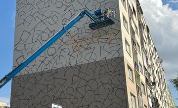 FOTO: Streetart festival na sídlisku KVP mení šedé bytovky na umenie