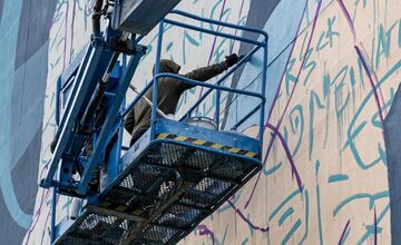 FOTO: Streetart festival na sídlisku KVP mení šedé bytovky na umenie