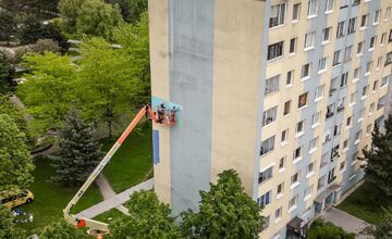 FOTO: Streetart festival na sídlisku KVP mení šedé bytovky na umenie