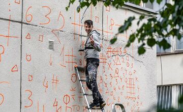 FOTO: Streetart festival na sídlisku KVP mení šedé bytovky na umenie