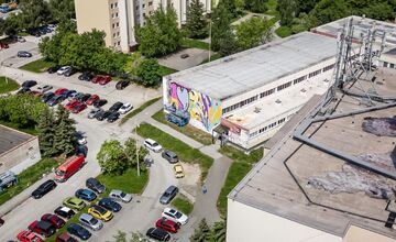 FOTO: Streetart festival na sídlisku KVP mení šedé bytovky na umenie