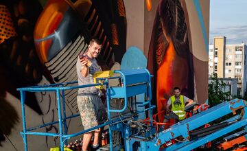 FOTO: Streetart festival na sídlisku KVP mení šedé bytovky na umenie