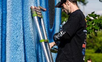 FOTO: Streetart festival na sídlisku KVP mení šedé bytovky na umenie