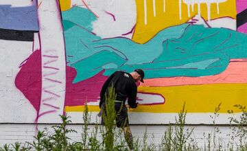 FOTO: Streetart festival na sídlisku KVP mení šedé bytovky na umenie