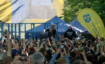 FOTO: Streetart festival na sídlisku KVP mení šedé bytovky na umenie