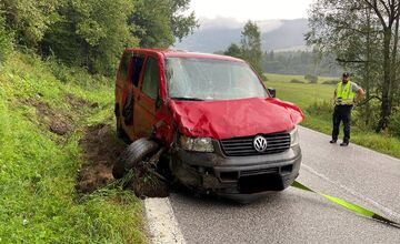FOTO: Prevrátené auto medzi Švedlárom a Nálepkovom