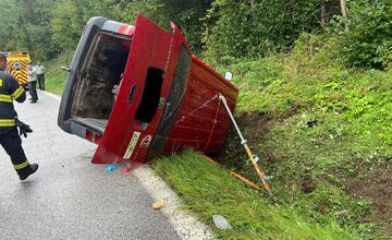 FOTO: Prevrátené auto medzi Švedlárom a Nálepkovom
