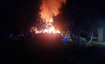 Trebišovskí hasiči bojovali s požiarom v Malých Ozorovciach