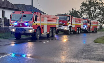 Trebišovskí hasiči bojovali s požiarom v Malých Ozorovciach