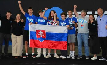 FOTO: Košickí študenti uspeli v zahraničí s vodíkovým modelom auta