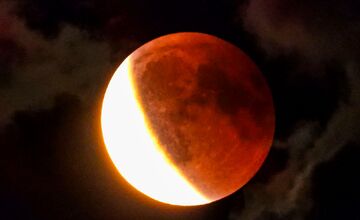 FOTO: Krvavý mesiac nad východom
