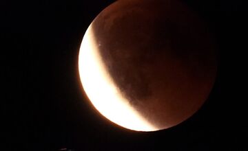 FOTO: Krvavý mesiac nad východom