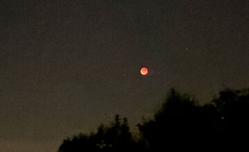 FOTO: Krvavý mesiac nad východom